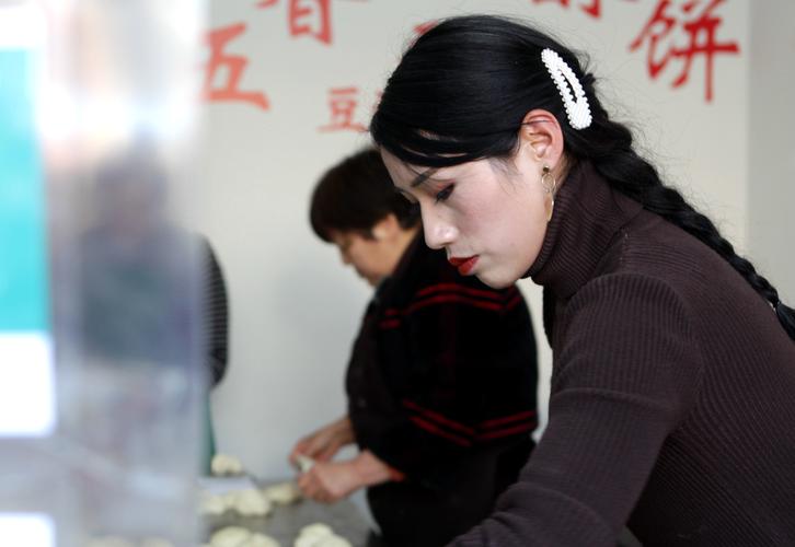洛阳33岁高颜值姑娘在县城卖烧饼每天被表白:我都2个孩子的妈了