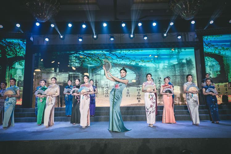25名学员同台表演《典雅旗袍秀》!