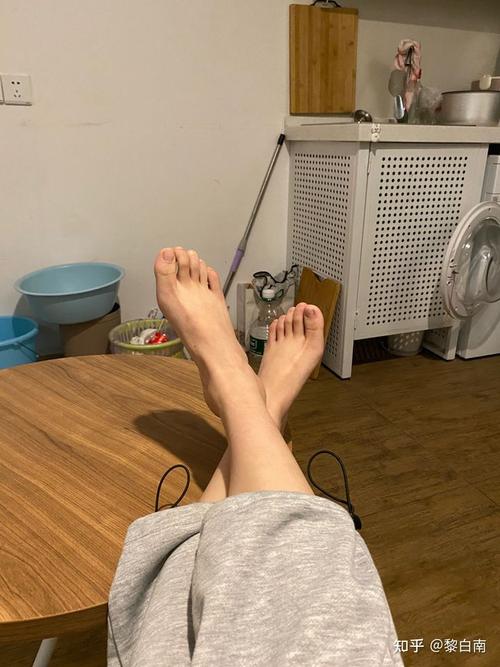 女孩子的脚怎么样才算好看呐?