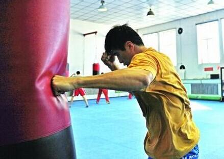 328job导读:练习拳击,打沙袋是一个基本功.