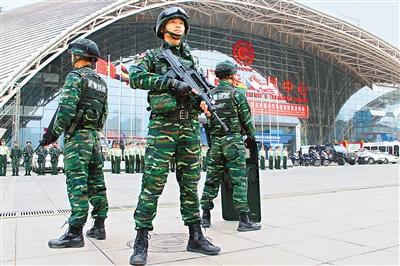 全副武装的武警战士 记者张红中 通讯员张佳成 摄