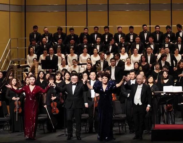 有效的烘托下,上海歌剧院合唱团献上了"婚礼进行曲"与"宾客进场曲"