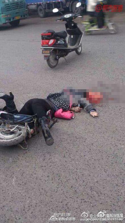 为躲车门 郑州骑电动车女子惨遭碾轧死亡】今天上午,郑