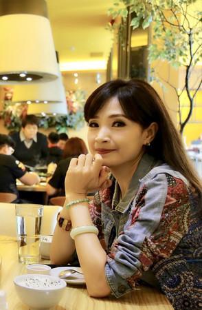 方季惟喜迎53岁生日.亲妹火辣辣惊喜现身!