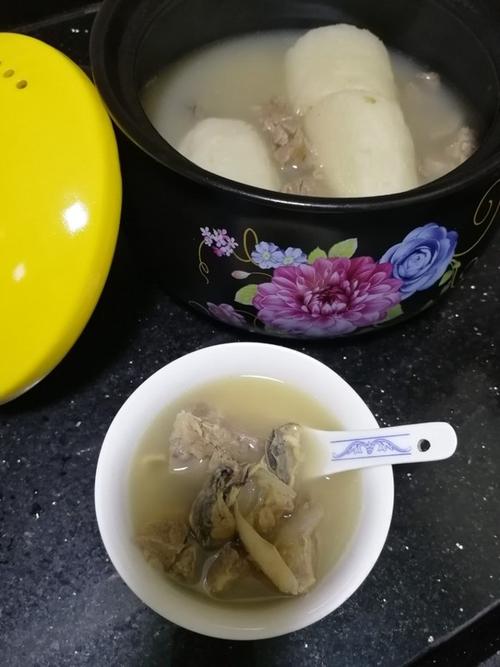 践行素食做的白萝卜蚝豉蚝干猪骨汤