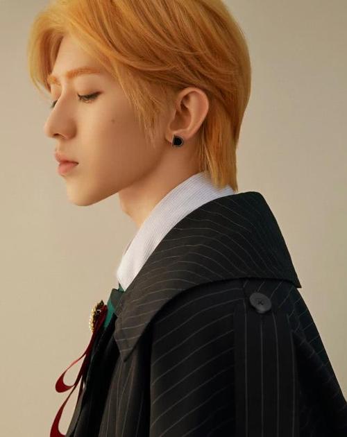 蔡徐坤最新大片造型让人眼前一亮,化身金发少年,展现复古时尚范