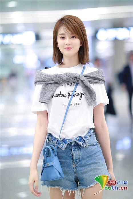 乔欣剪短发清爽亮相 对镜比耶微笑暖到心坎里