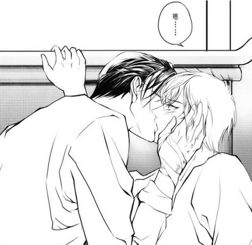 解雨臣回到家,看满满一桌菜已经摆好了却不见黑瞎子.