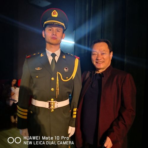 公司董事长和三军仪仗队队长合影