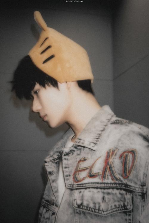 91 戴着虎头帽的张张好乖,侧脸无敌  #张真源虎头帽拍立得照