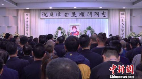 严顺开追悼会昨日在上海龙华殡仪馆举行