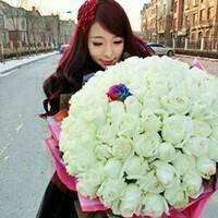 女人和花qq头像 拿着大束玫瑰花的女人