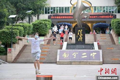 6月8日下午,一考生在高考结束后跑出广西南宁二中新民校区考点 .