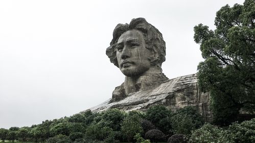 六月雨季下的橘子洲头