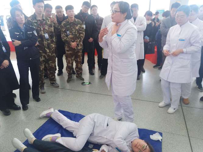 组员马艳红示范心肺复苏成功后患者的摆放体位.