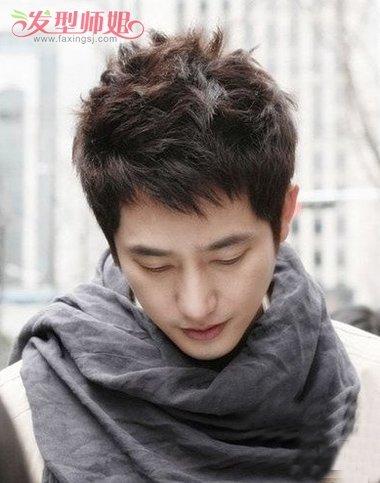 主页 男生发型 男士短发 > 正文  男人梳烫发发型的时候,可以从后边