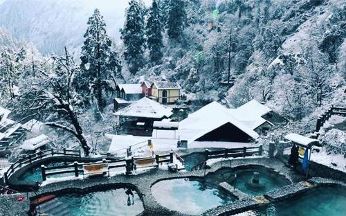 海螺沟温泉分为: 海螺沟冰川温泉度假村价格为:80到120元不等(根据