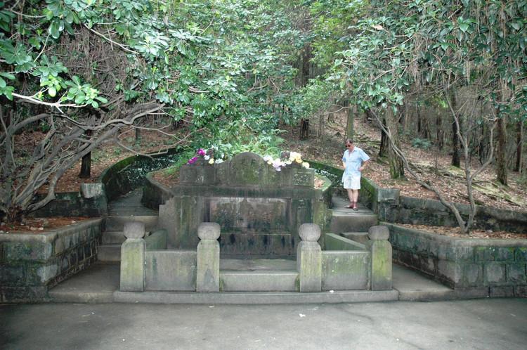 蒋母墓:蒋母墓在文革中被红卫兵破坏了