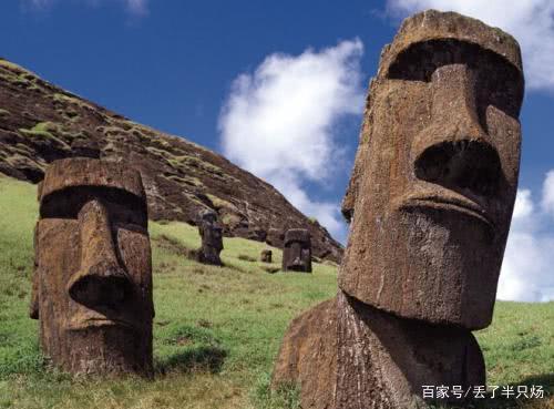 斜坡上的摩艾石像