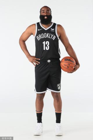 图篮网拍摄新赛季定妆照哈登侧颜照太写意了