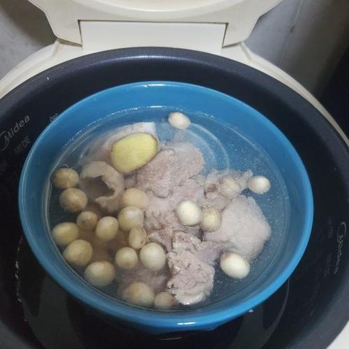 鲜莲子炖排骨汤,营养丰富,好喝不腻