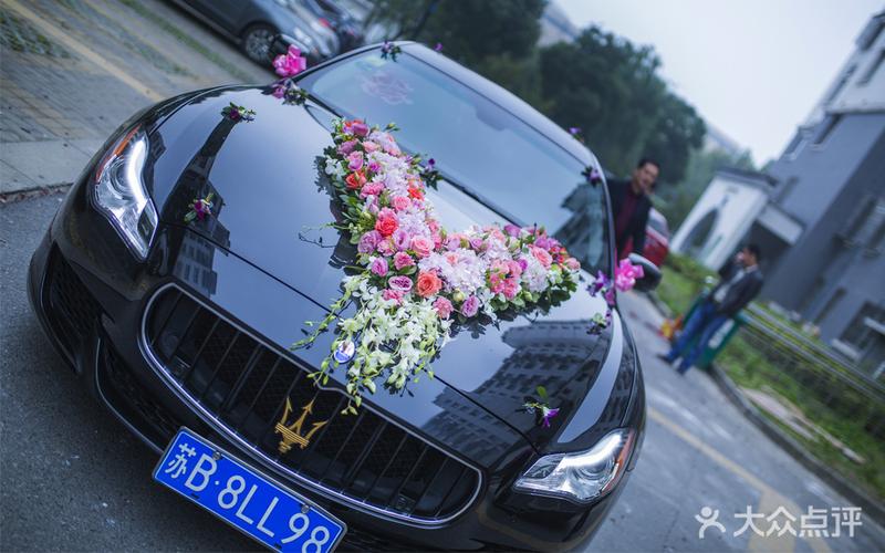 主婚车宝马5系      跟车5辆奥迪a6l 流程:主婚车扎花---男方家