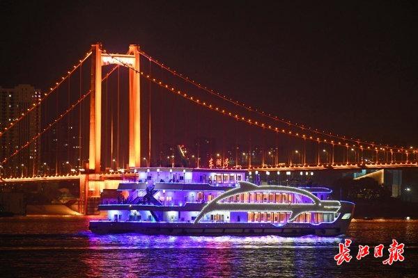 武汉两江游览游船昨晚正式复航