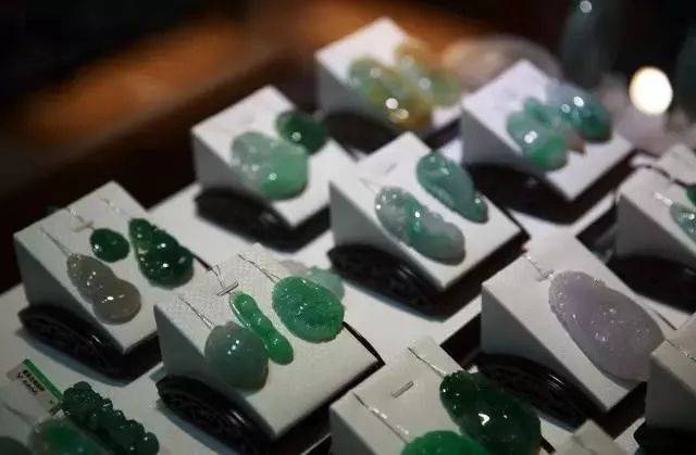 中国最大的玉石毛料市场与翡翠贸易加工中心 在这里!