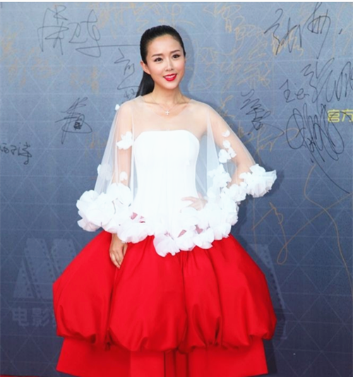 "北影校花"颜丹晨好迷人 抹胸穿出礼服感"几何"腿绝了