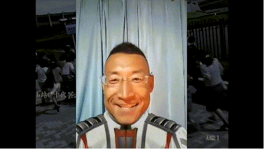 领着低保的另类网红奥利给大叔如果不是饭碗谁愿意当个小丑