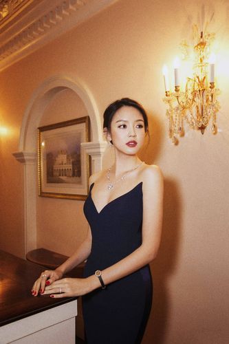 张梓琳终于不低调,一袭v领抹胸鱼尾裙秀身材,比秀美腿
