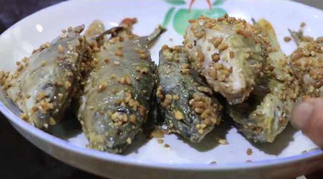广西特色美食:酸坛里腌足6个月的腌酸鱼,又酸又嫩十分开胃