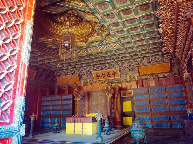 正月岁朝,皇帝依然坚守在养心殿翻牌子