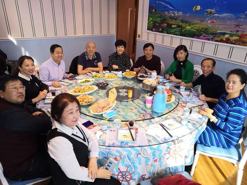 团团围坐,其乐融融,如同家人一般!浓浓的同学情,洒在每个人的脸上.