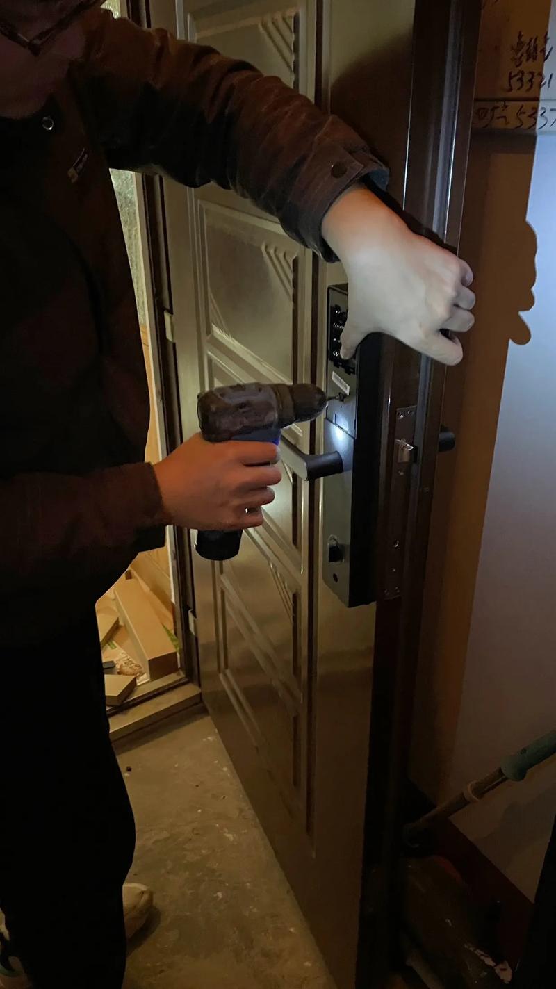 市区解决门锁开锁故障,师傅上门500米.开锁师傅上门开锁换锁