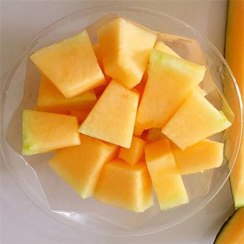 回到家我在切哈密瓜,儿子洗好澡过来跟我说,妈妈今天太晚了,明天再