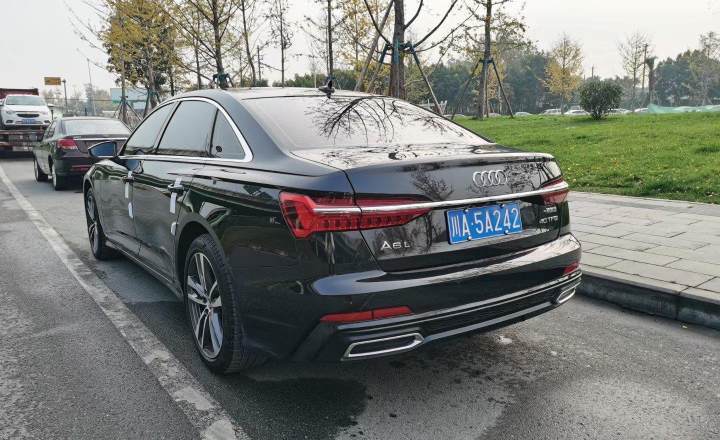 奥迪a6l2021款45tfsi臻选动感型