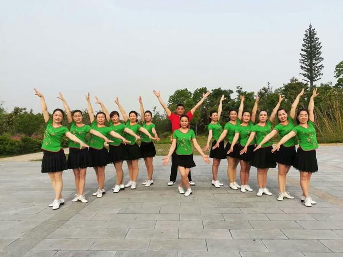 13人庞大队形,演示起来整齐壮观,中间大哥的加入,增添了一些新鲜元素.
