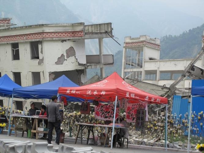 我们看到了地震居民遗址,也被映秀镇本地人带我们去了牛圈沟震源点