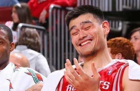 姚明,一个被表情包刷屏的男人,篮球的巨人,表情包的巨人,魔性的笑容