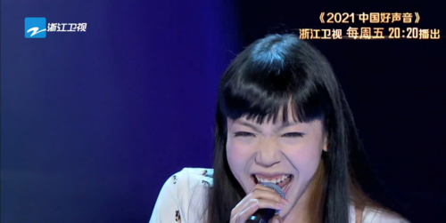 很多人记忆犹新的还有吴莫愁的铁刘海,那真的是让人看不太懂的发型