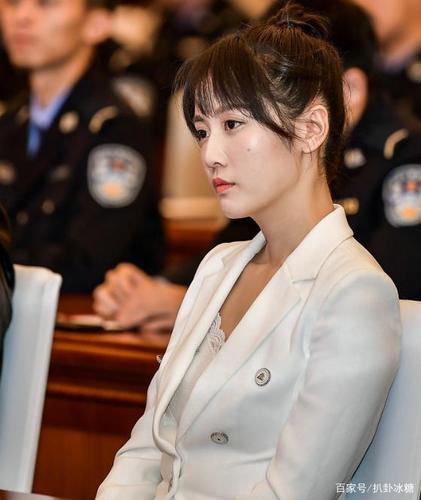 《破冰行动》女一号李墨之气质脱俗,一身白色look,气场就上来了