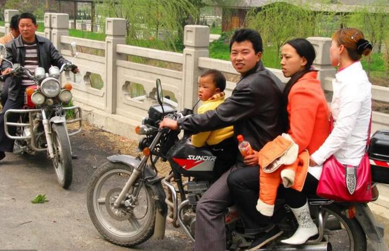 为什么农村人骑摩托车,宁愿无证驾驶被交警追着跑,也不愿考驾照