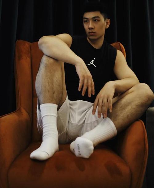 身材健硕,颜值在线,是不是体育生都喜欢穿白袜子,好看又有味道!