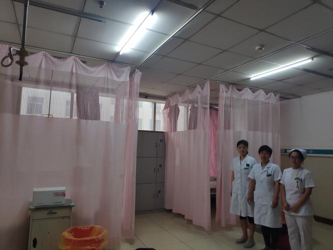 tct和阴道分泌物检查室里拉上了粉红色的帘子,充满温馨之感.