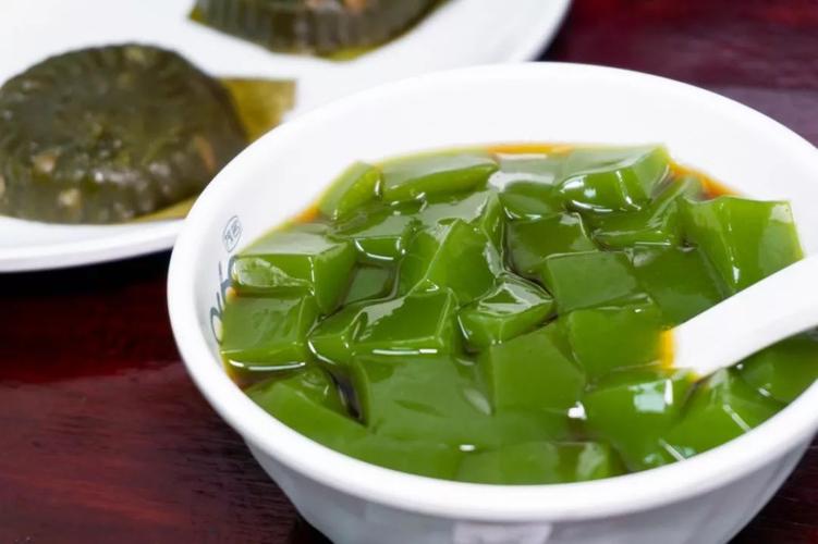 凉粉冻颜色清新水灵 入口即化,淡淡的凉草味简直是夏天清热消暑最佳