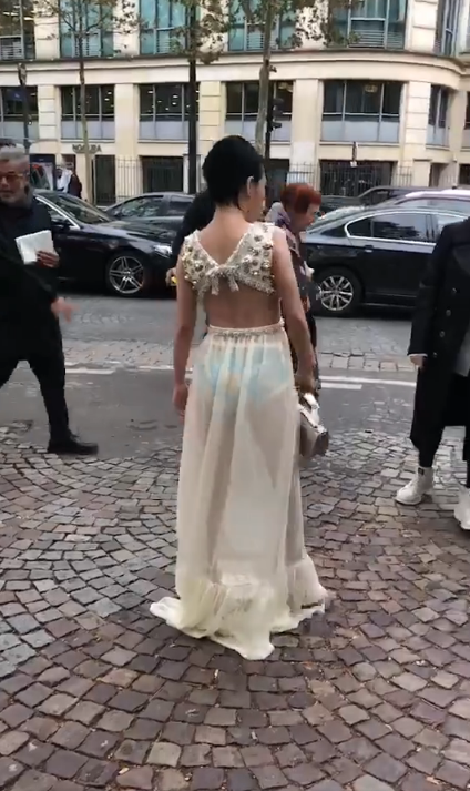 比邓紫棋丁字裤还敢穿,小s巴黎试穿透视装,保险裤看得一清二楚