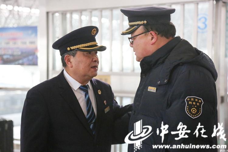 老杨今年58岁,儿子叫杨乐,是合肥客运段亳甬车队列车长.