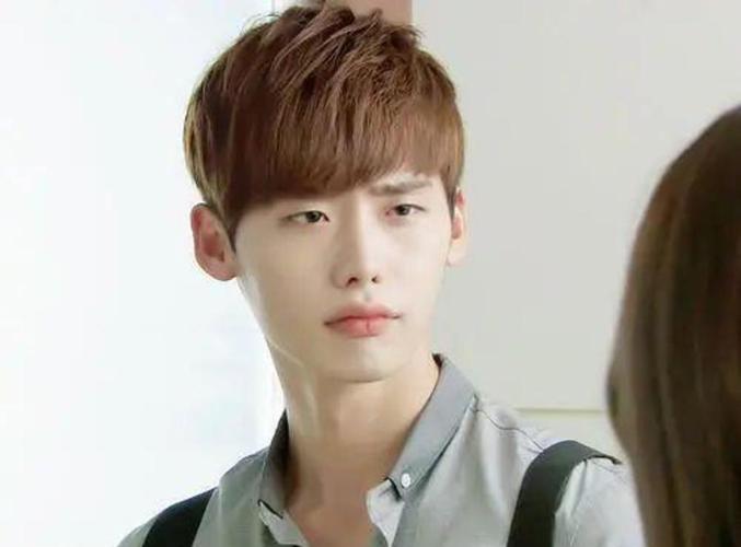 同年9月李钟硕出演古装电影《观相》,这部电影在当年票房颇高.