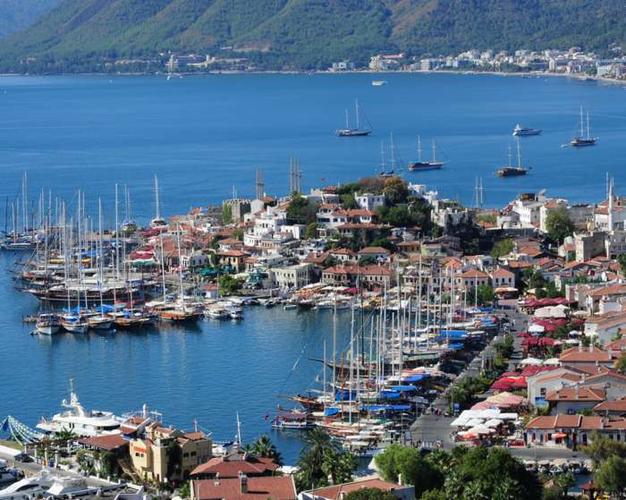 它是地中海最大的码头,可停泊1300艘船只,您可以乘船游览海湾